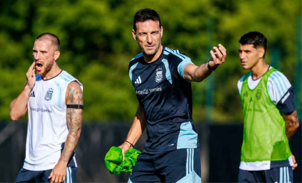 El entrenador ensayó distintos esquemas durante la práctica y todavía no definió la última línea.