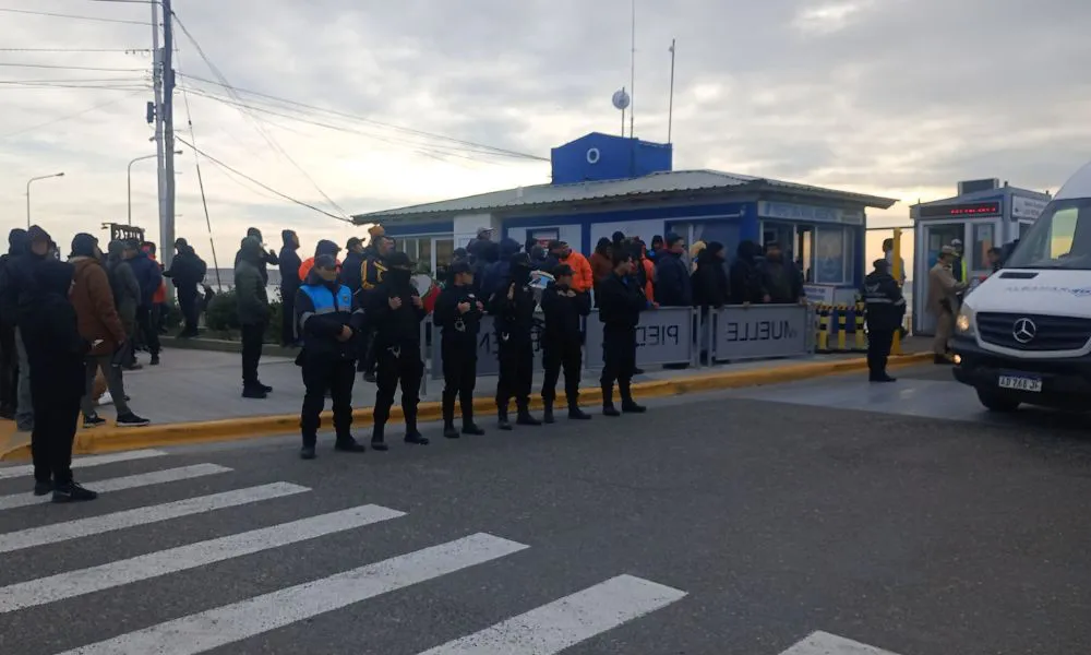 Trabajadores de la pesca embarcan bajo protesta