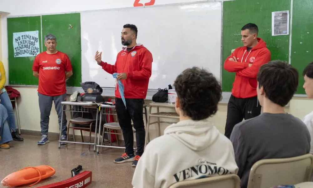 Guardavidas de Rawson brindaron charlas de concientización a alumnos secundarios