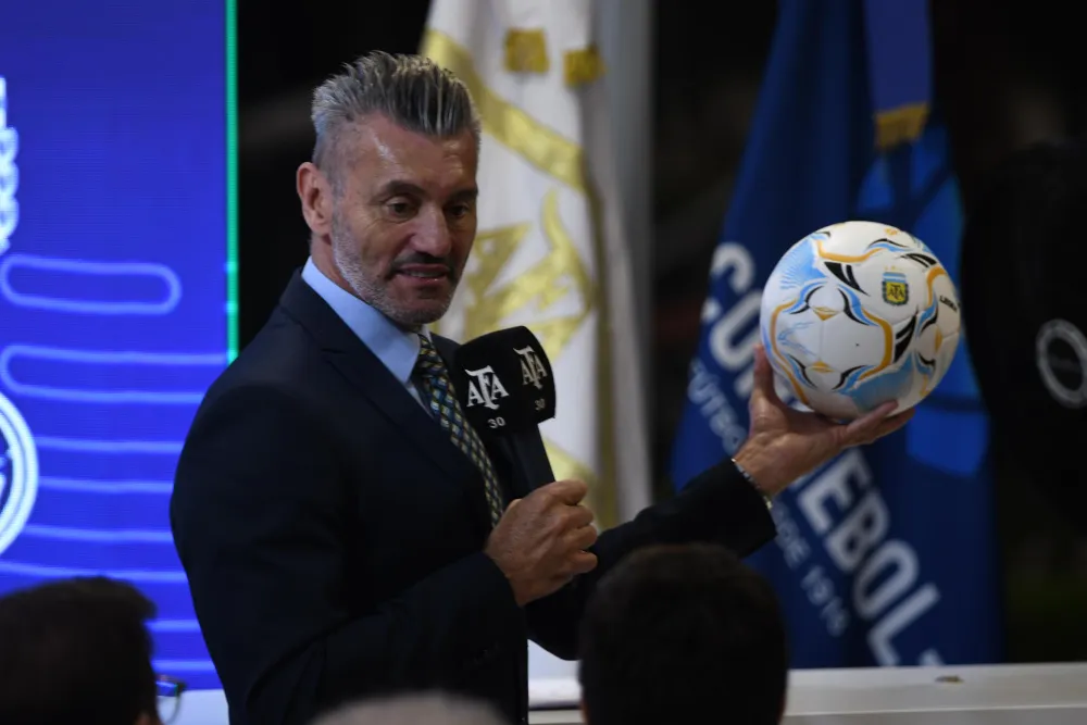 Por último, se presentó la pelota que se utilizará en el torneo.