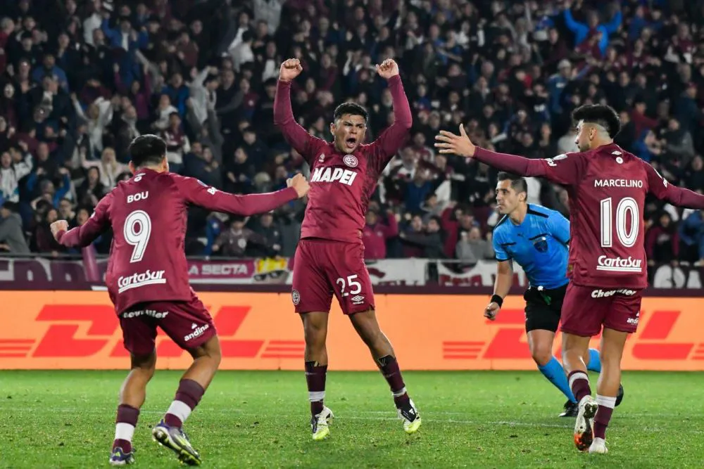 Lanús logró una clasificación agónica en La Fortaleza.