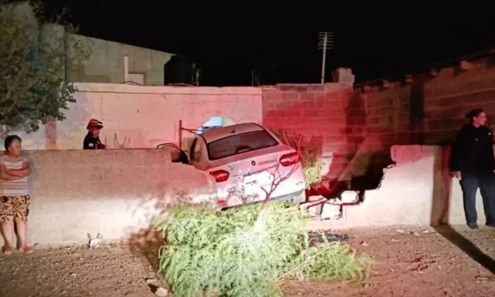 auto metido en la vivienda