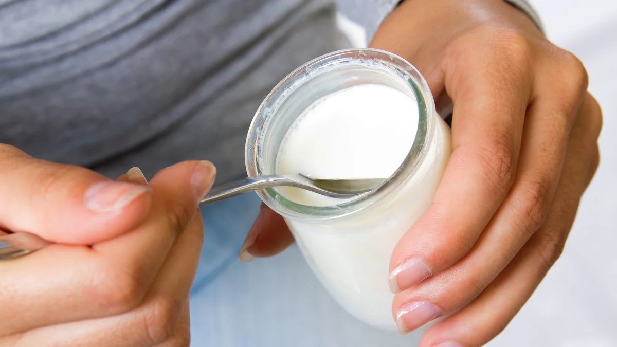 Consumo de yogur. Foto Magnific