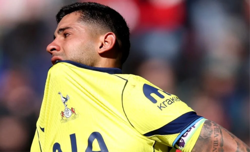 El defensor argentino no pudo seguir en el partido del Tottenham.