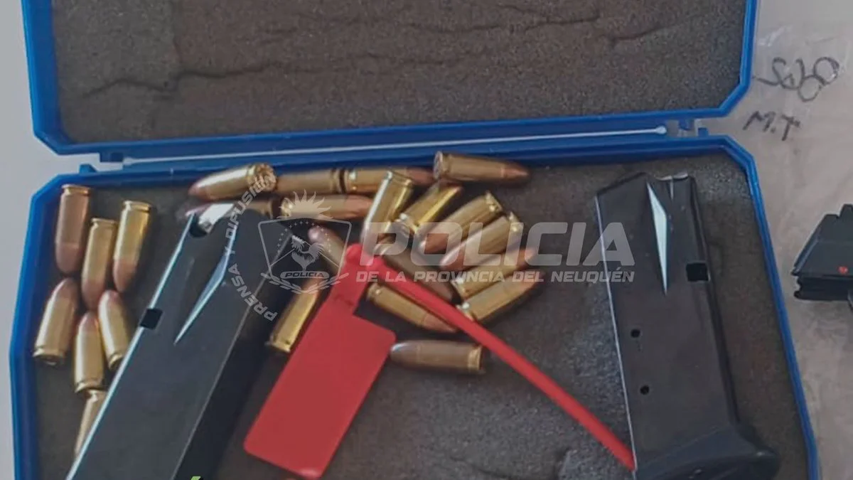Encuentran una pistola calibre 9 milímetros y 126 gramos de cannabis