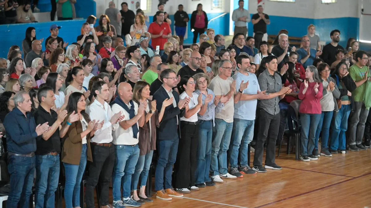 Vecinos en el gimnasio municipal de Trelew