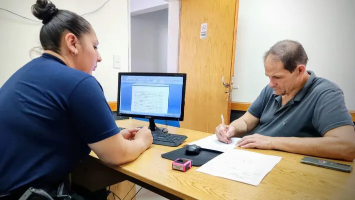 Presidente de la cooperativa Harry Woodley en la firma de convenio con la policía.