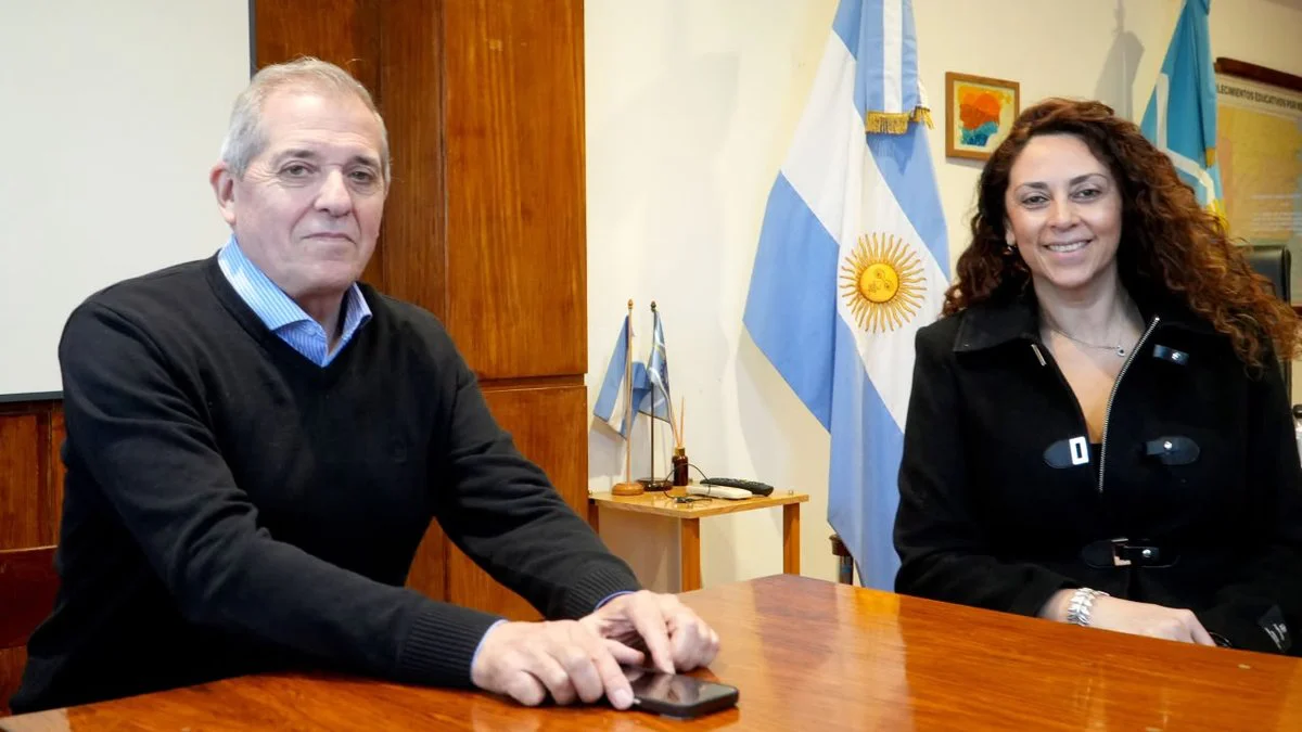 El ministro de Educación, José Luis Punta, y la intendenta de Camarones, Claudia Loyola