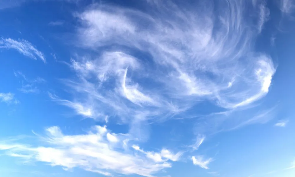Cielo con viento y nubes foto ilustrativva Freepik