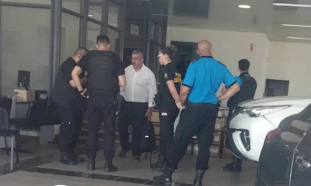 autoridades en la concesionaria afectada