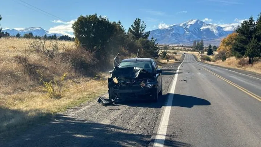 Automóvil con daños, en la banquina