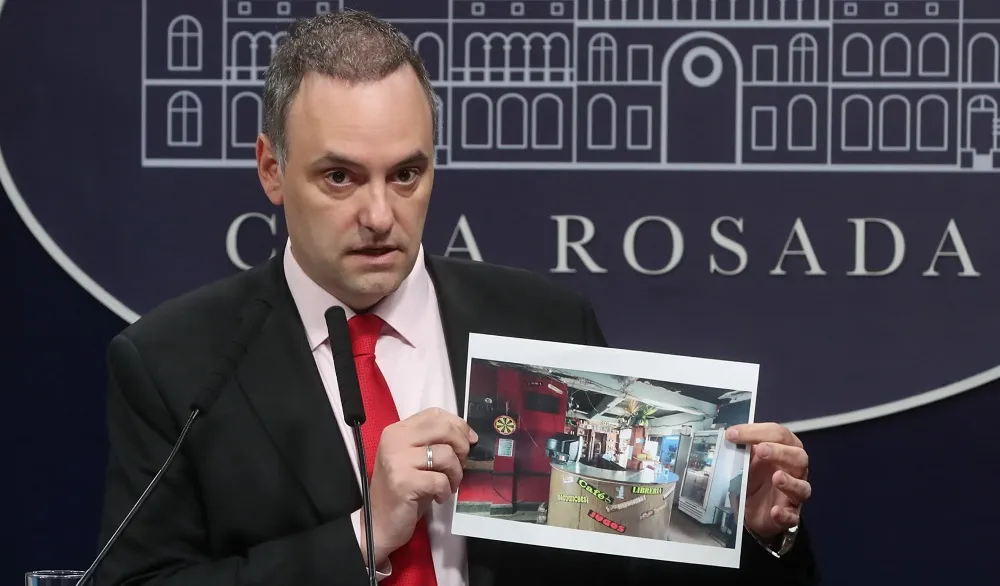 Adorni edificio Plaza de Mayo_11zon