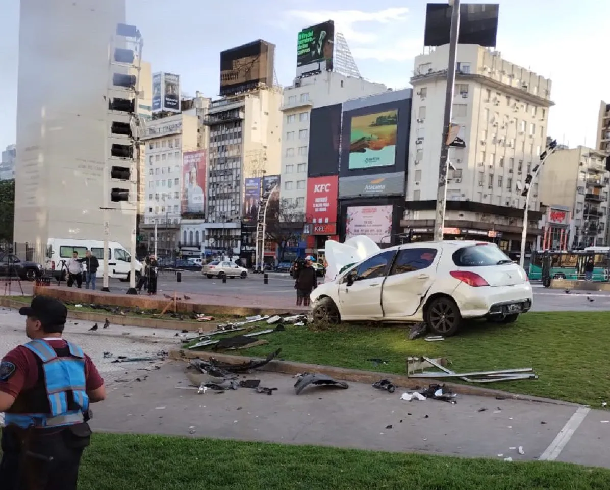 Auto chocado a metros del obelisco