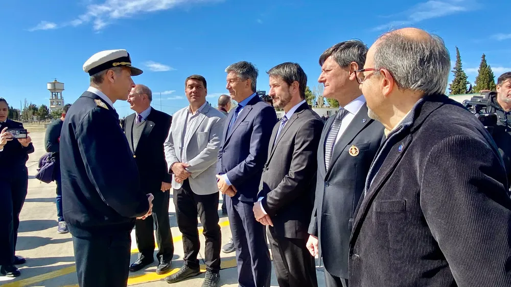 El vicegobernador Mena en la recepción de la Aeronave P-3 Orión