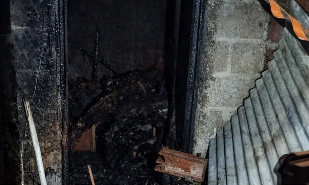 Incendio de vivienda en Trelew. Imagen reeditada y mejorada con IA por #LA17