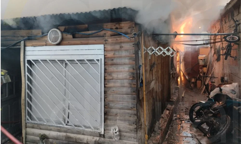 Incendio de vivienda en Comodoro. Foto Del Mar Digital