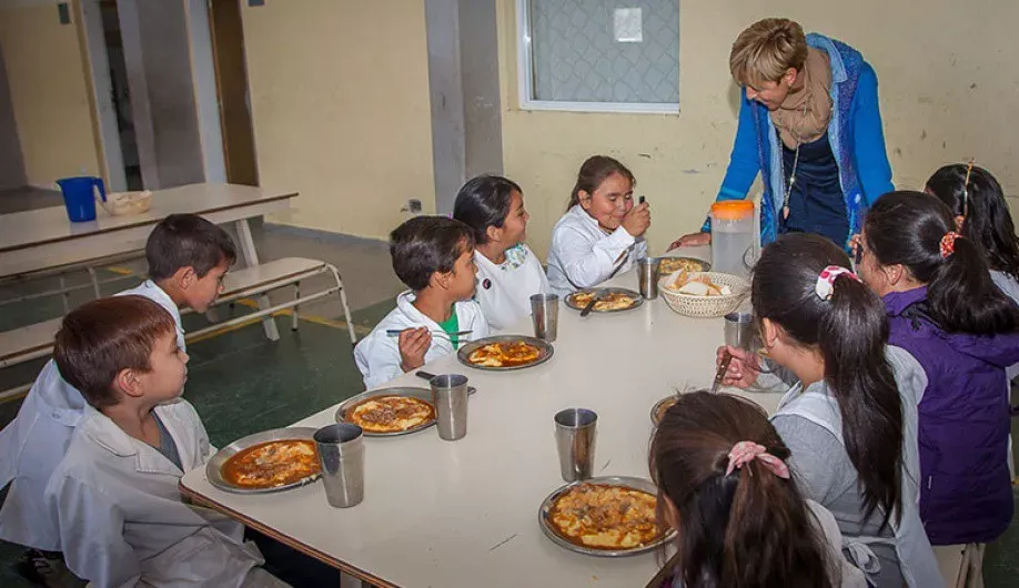 ALumnos comiendo en escuela