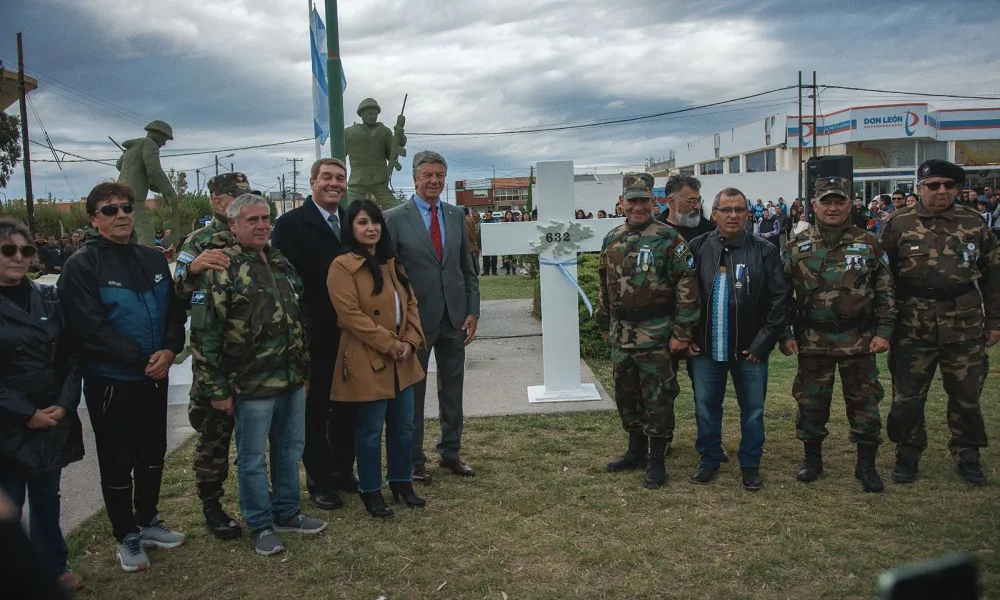 Escultura de la Cruz - Acto por Malvinas en Rawson