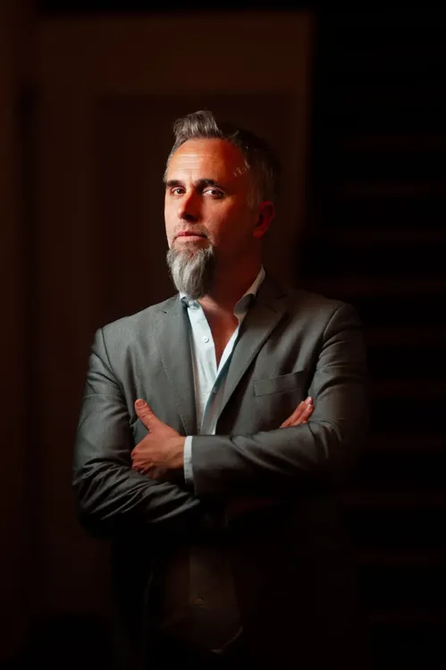 Juan Barraza Despliega su Humor Irreverente en su Séptimo Unipersonal.