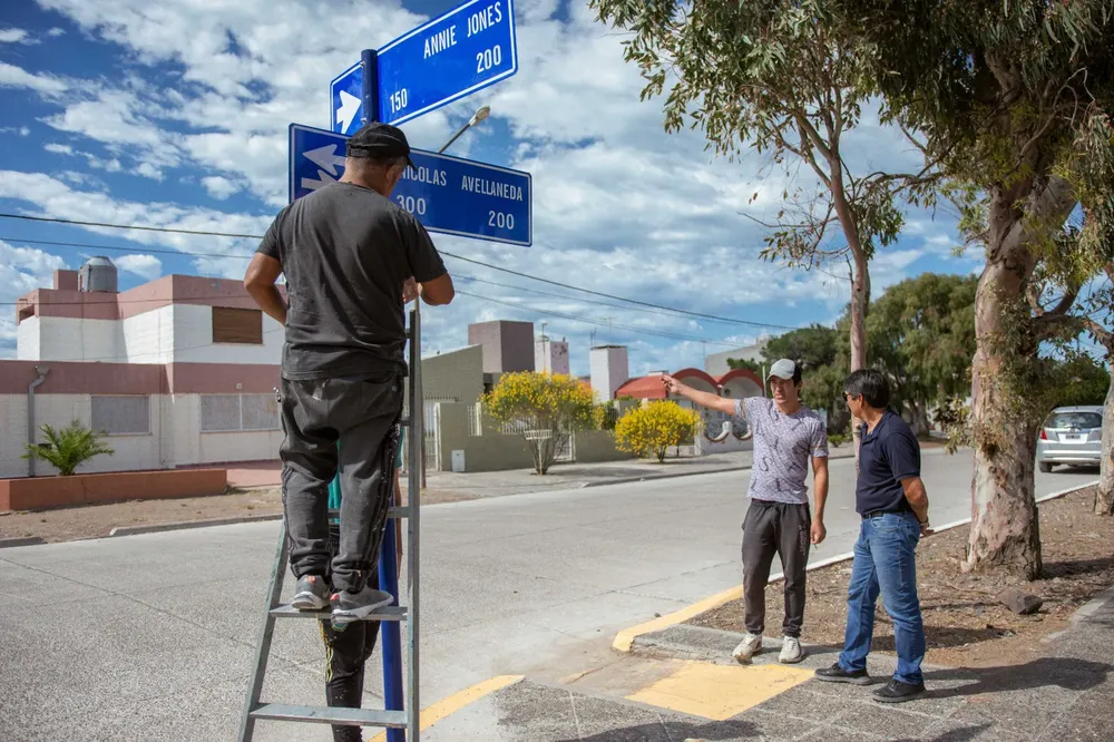 La Municipalidad realiza trabajos de reparación en cartelería nomencladora de Playa Unión