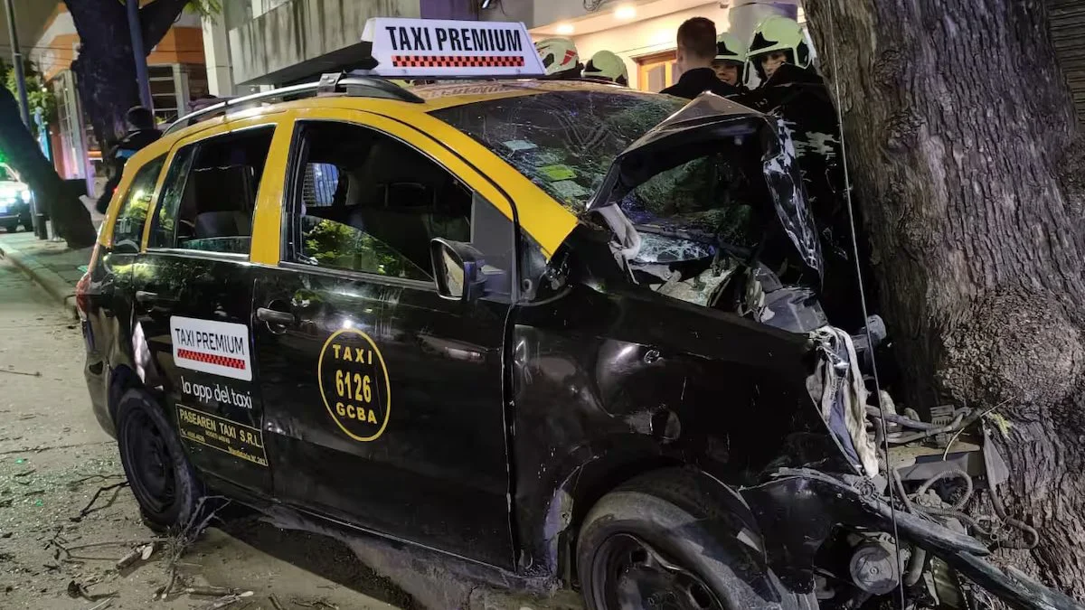 Un taxi perdió el control y chocó contra un árbol. Foto SAME