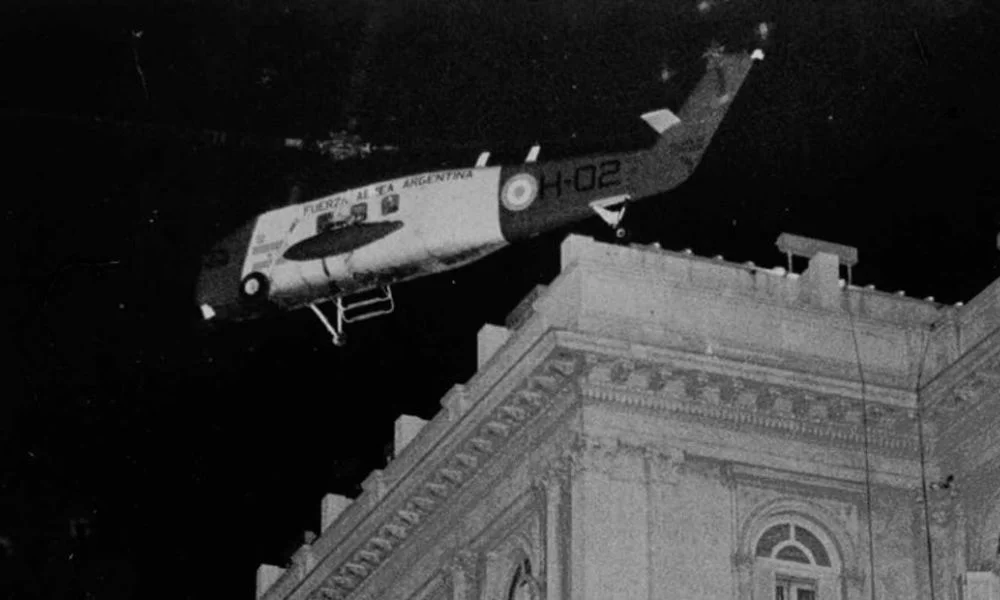 Salida de Isabel Martínez de la Casa Rosada en 1976 Foto Horacio Villalobos