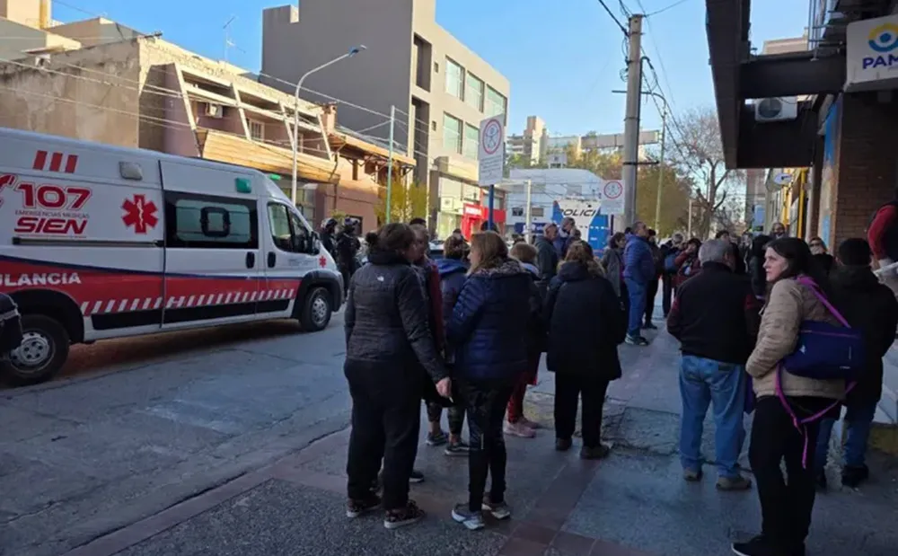 Un jubilado murió tras descompensarse en la fila del PAMI (Foto: LM Neuquén)