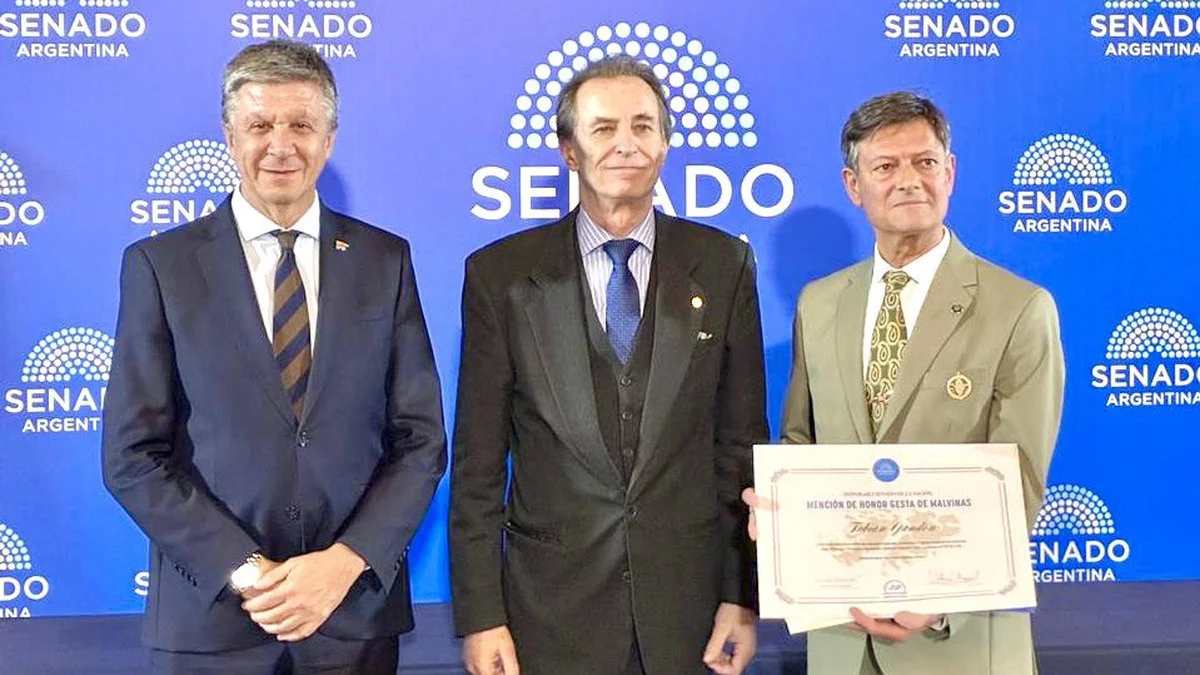 Gustavo Menna junto a Gandon en el Senado