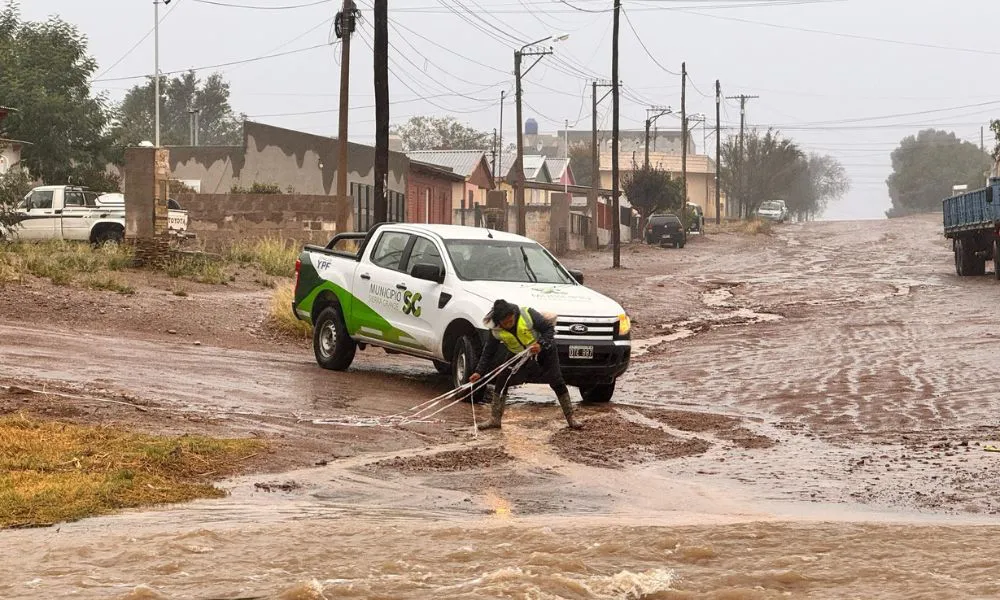Sierra Grande con calles inundadas