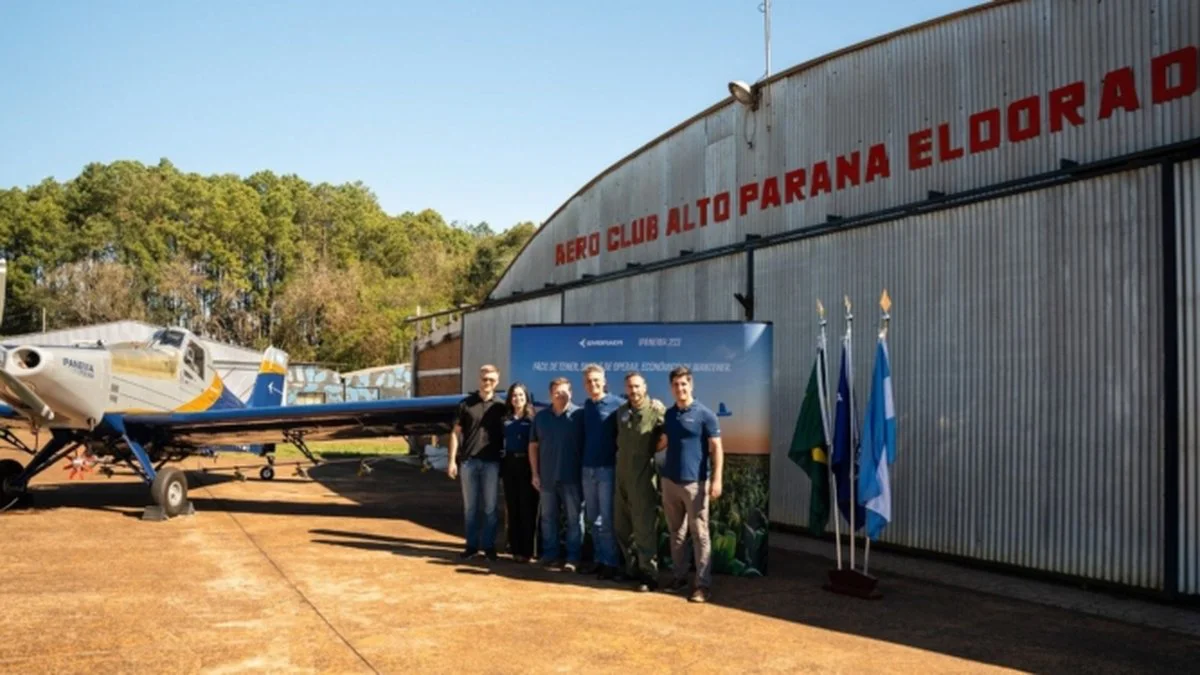 Los productores y el avion FOTO Bichos de Campo