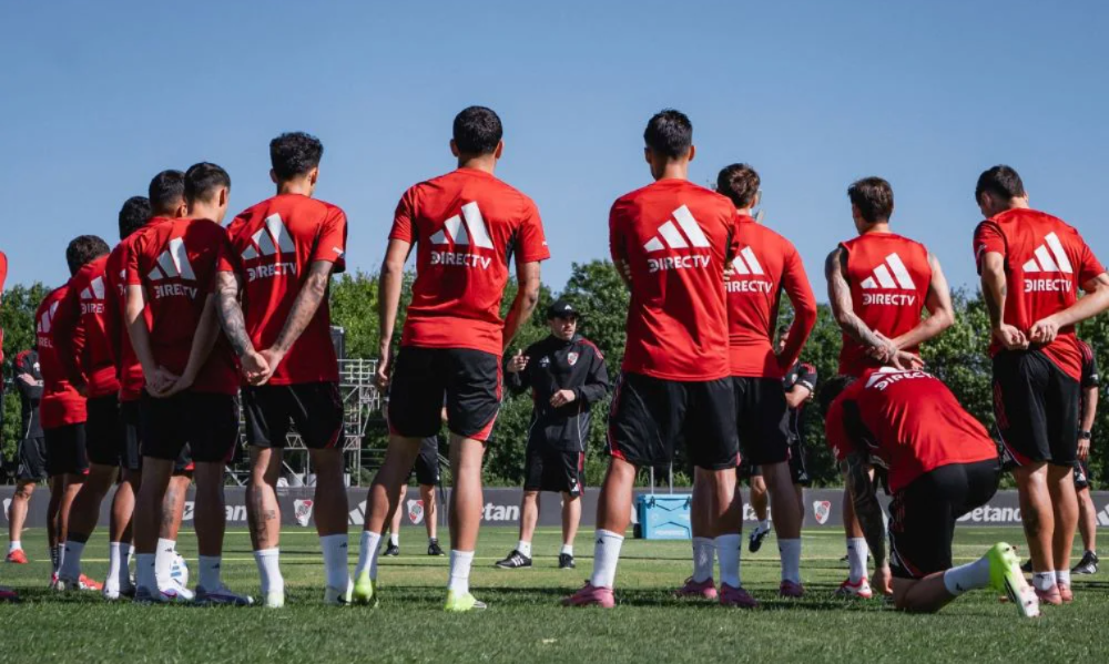 El desgaste por la seguidilla y la Copa Sudamericana empujan cambios masivos en el Monumental.