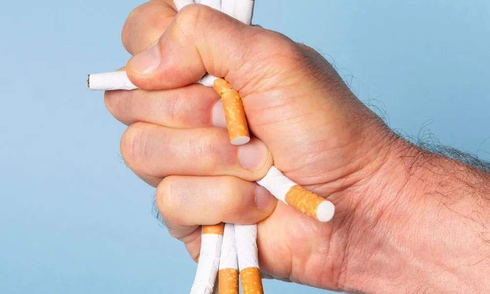 Destrucción de cigarrillos foto Freepik