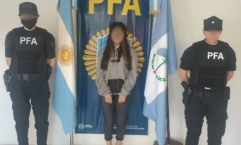 Una de las mujeres detenidas