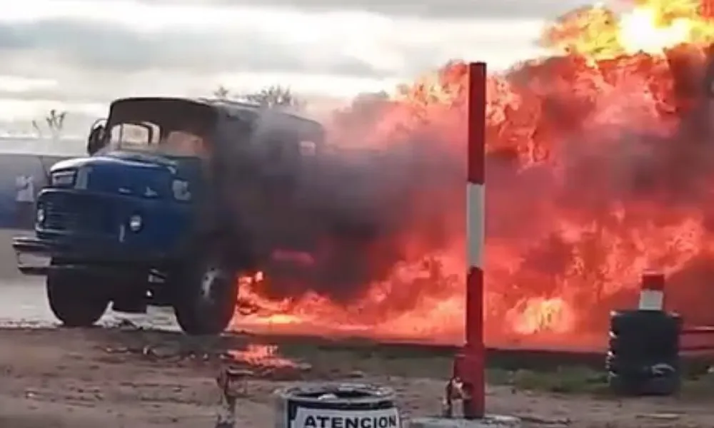 Camión cisterna incendiado