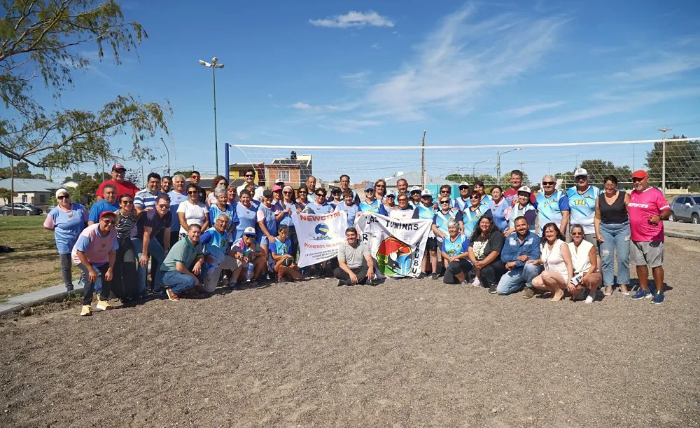 Con nuevos juegos y una cancha de newcom, se restauró la Plaza Cooperación de Rawson (1)