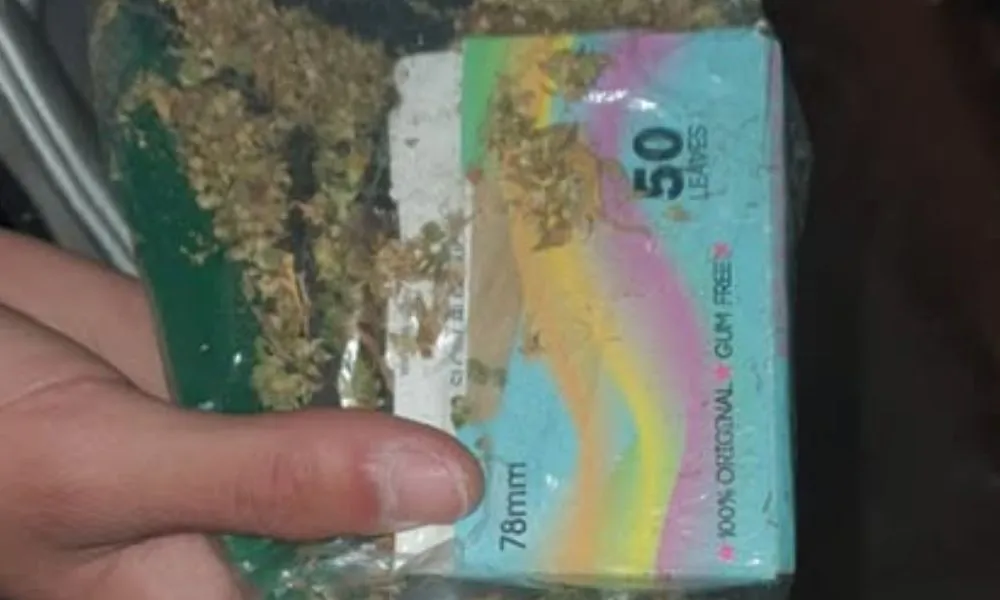 encuentran marihuana en una cartera