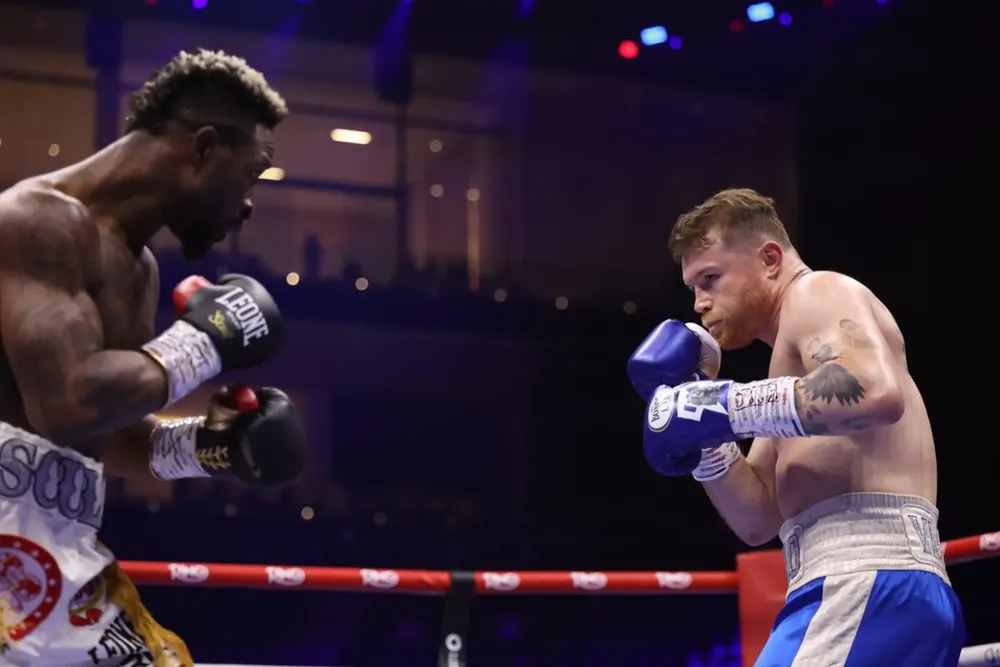 Saúl 'Canelo' Álvarez le ganó a William Scull en Arabia Saudita.