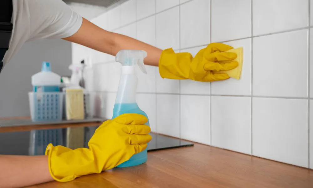 Limpiar azulejos. Foto Freepik