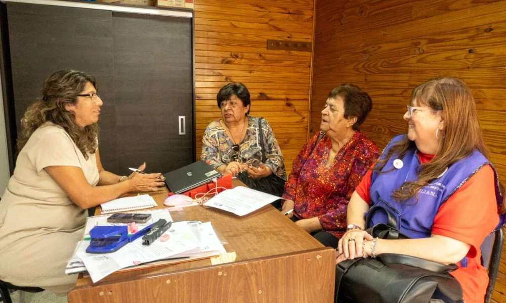 reunión para organizar el plenario de adultos mayores