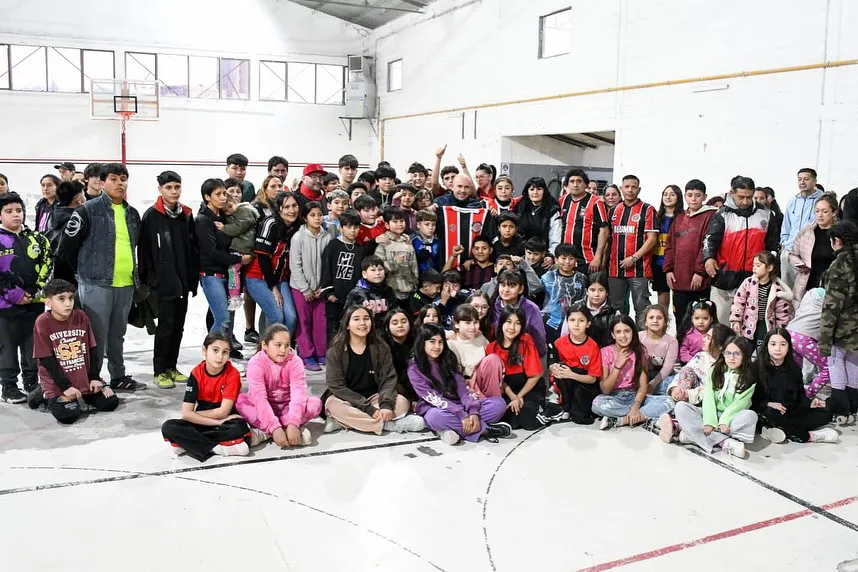 Alumni de Puerto Madryn recibió la visita del intendente Gustavo Sastre. 3