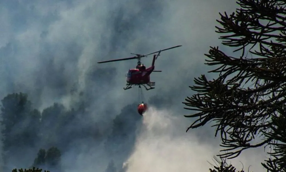 Helicóptero lucha contra el fuego Foto Parque Nacional Lanín