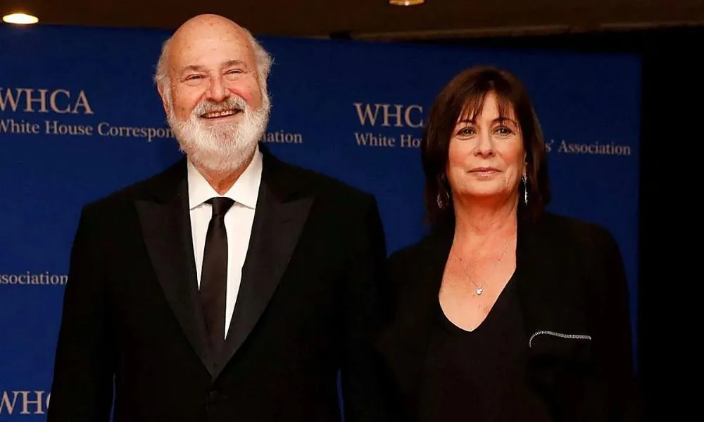 Rob Reiner y su esposa. Foto REUTERS/Aaron P. Bernstein/ABC