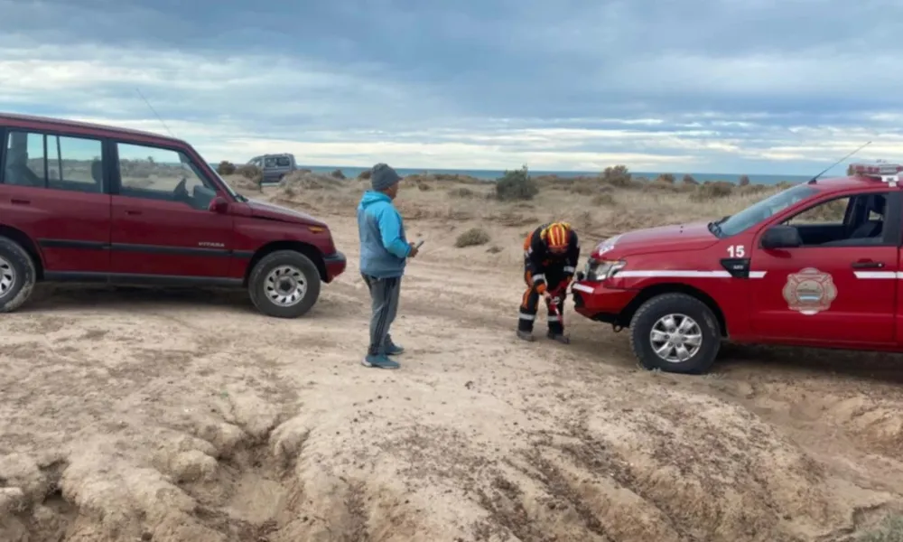 Vehículo auxiliado en la playa