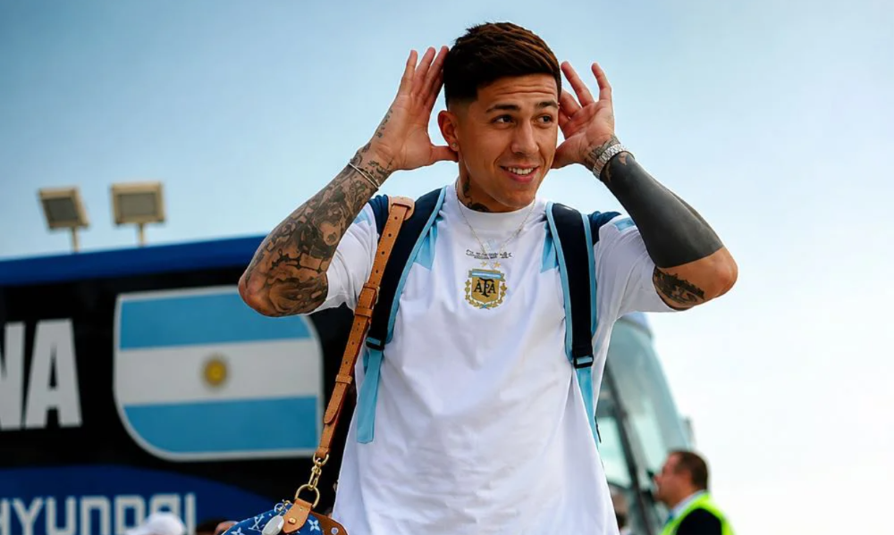 Enzo Fernández volvió a hacer el Topo Gigio que mostró ante Inglaterra.