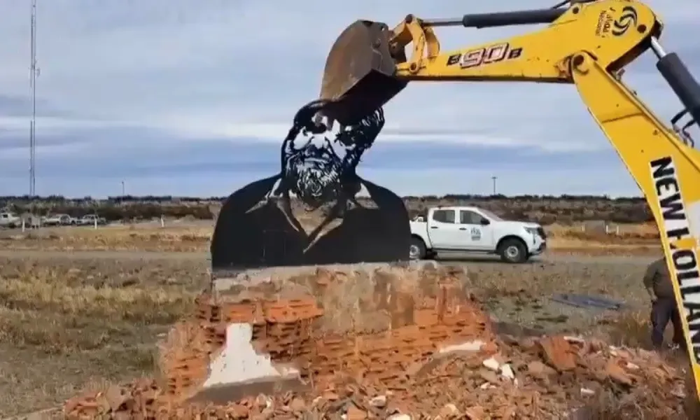 Destrucción monumento a Osvaldo Bayer