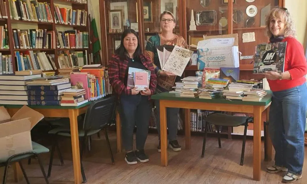 Entrega de libros a bibliotecas populares y escuelas de la provincia