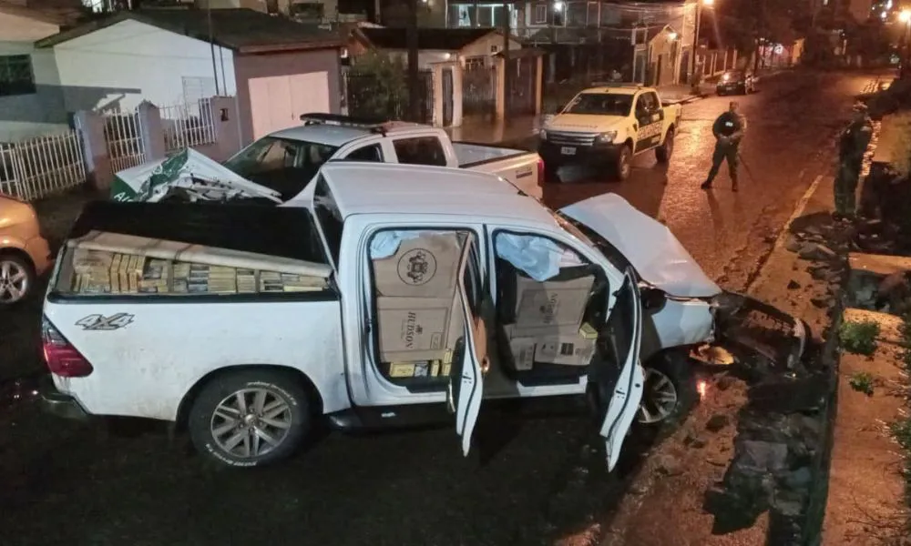 Intentó huir con más de 12 mil paquetes de cigarrillos ilegales y embistió a Gendarmería
