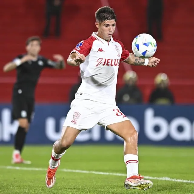 Marco Pellegrino con la camiseta de Huracan.