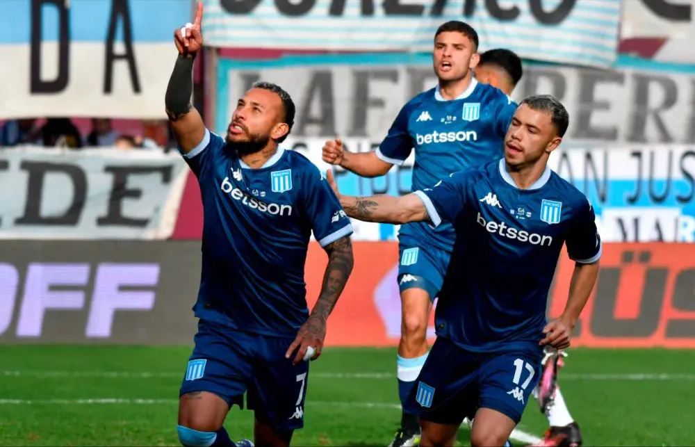 Racing goleó a Deportivo Riestra