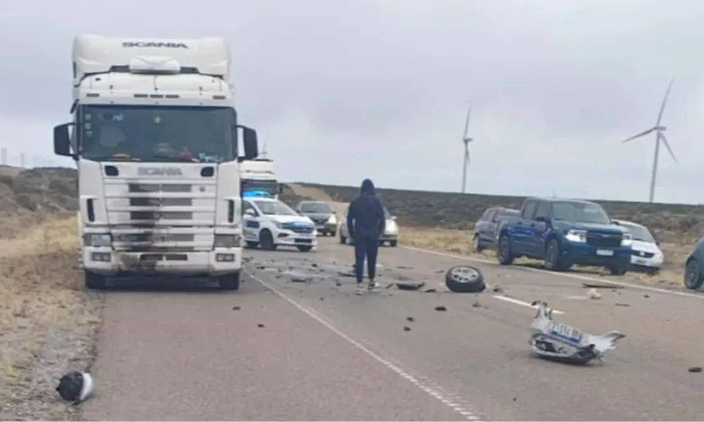 Violento choque entre un camión y un auto